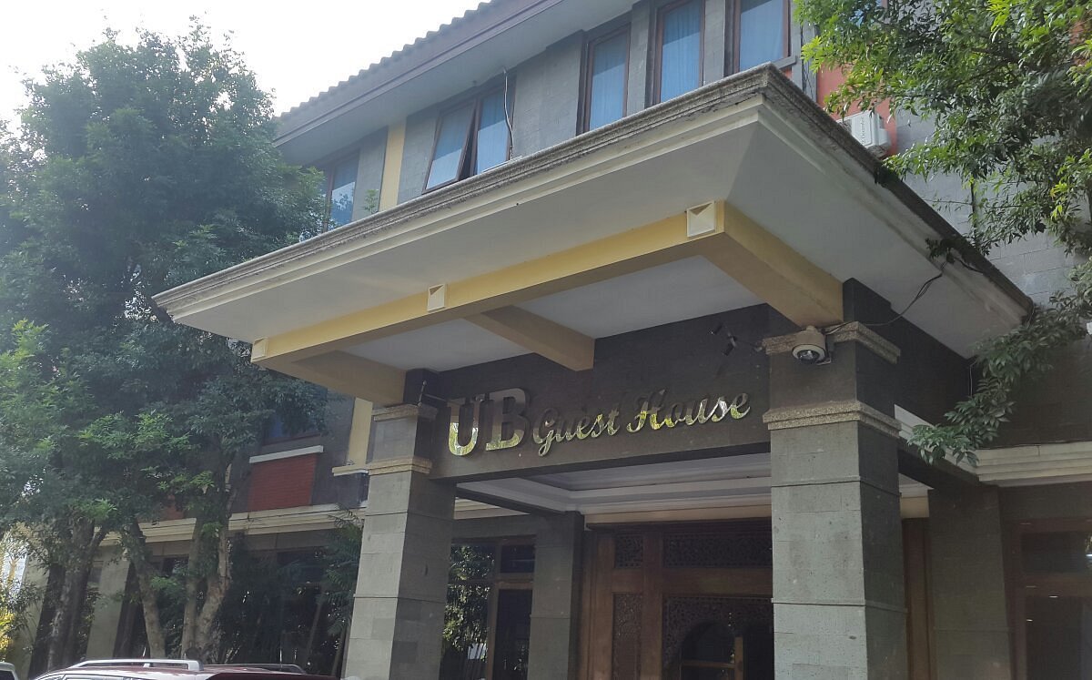 Fasad dan pintu masuk gedung UB Guest House Malang di dalam kampus Universitas Brawijaya